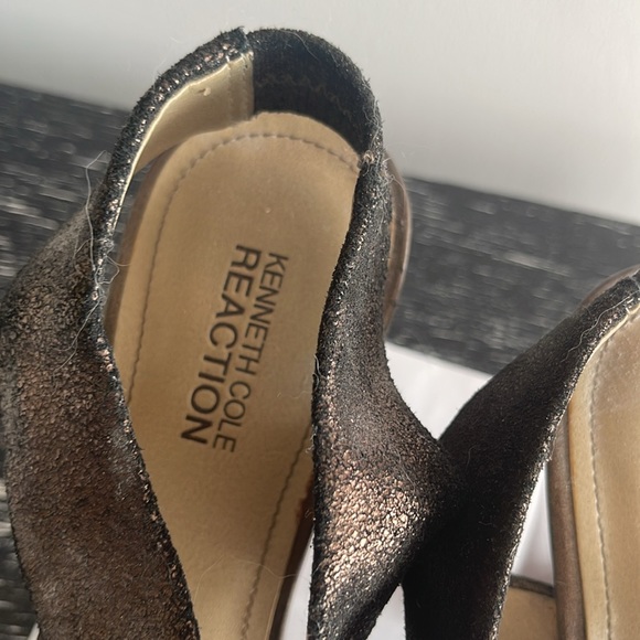 Kenneth Cole Reaction matte gold basketweave sling back sandal w/wood heels. - Picture 5 of 9